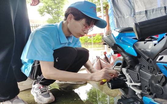 6月19日 柴桑区兰桥村 服务点正在维修村民送来的儿童电动车 6月19日 柴桑区兰桥村 服务点正在维修村民送来的儿童电动车